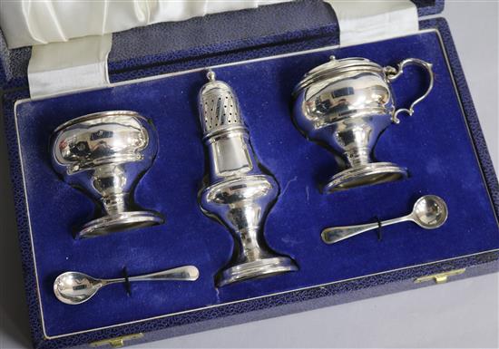 A cased silver three piece condiment set with two spoons, Mappin & Webb, Birmingham, 1976.